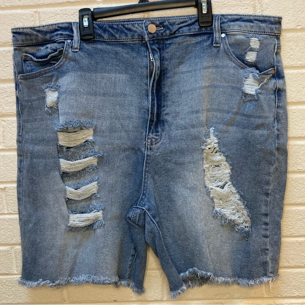 Women’s 22W Wonderly Curvy denim shorts